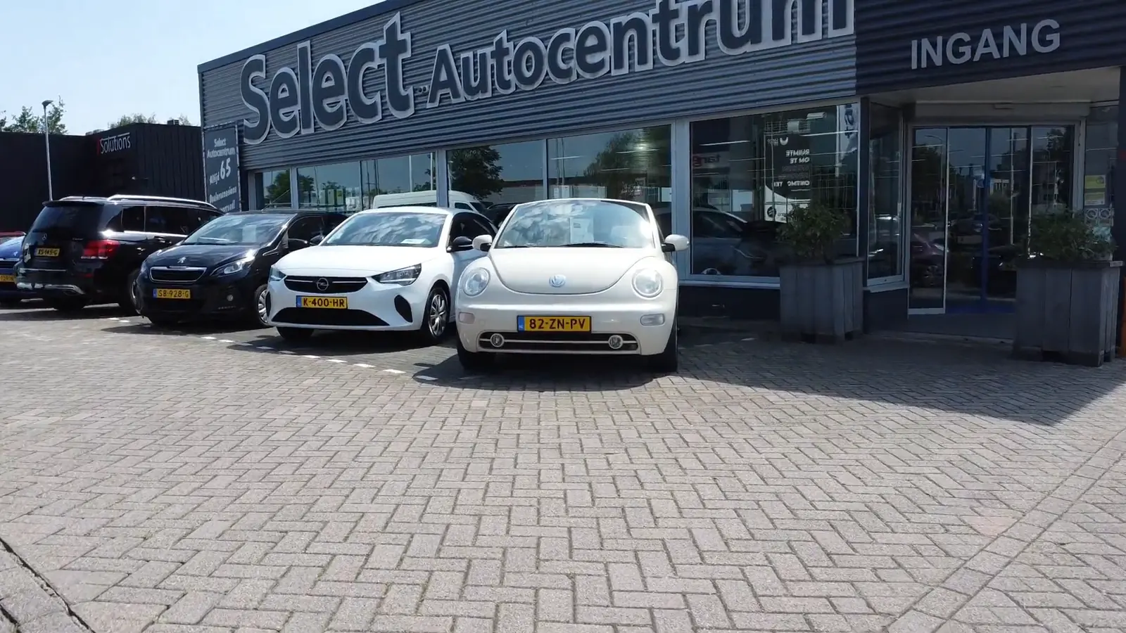 De gevel van Select Autocentrum aan de Hoofdweg 30 in Capelle aan den IJssel