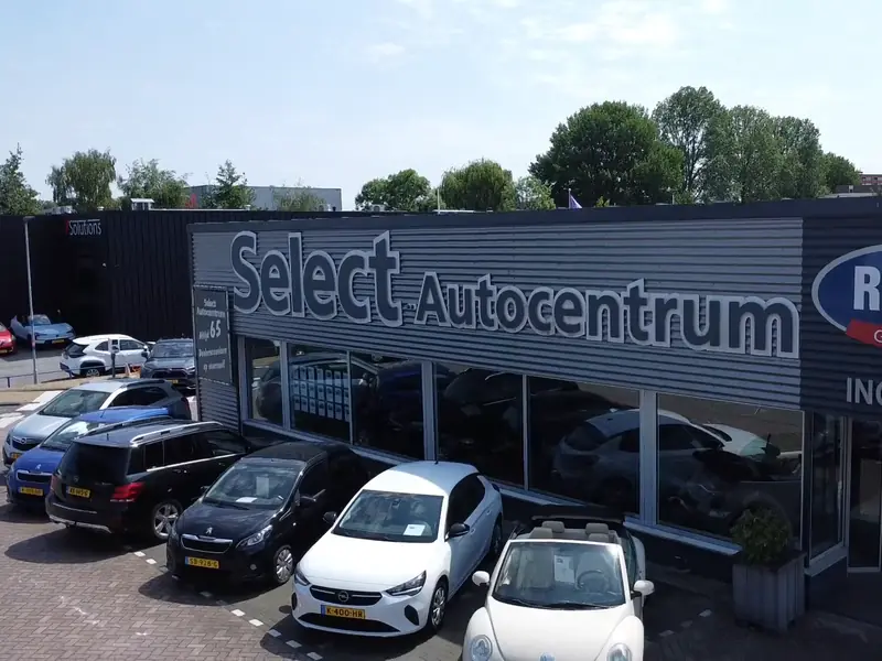 De showroom van Select Autocentrum aan de Hoofdweg in Capelle aan den IJssel, van boven gefilmd