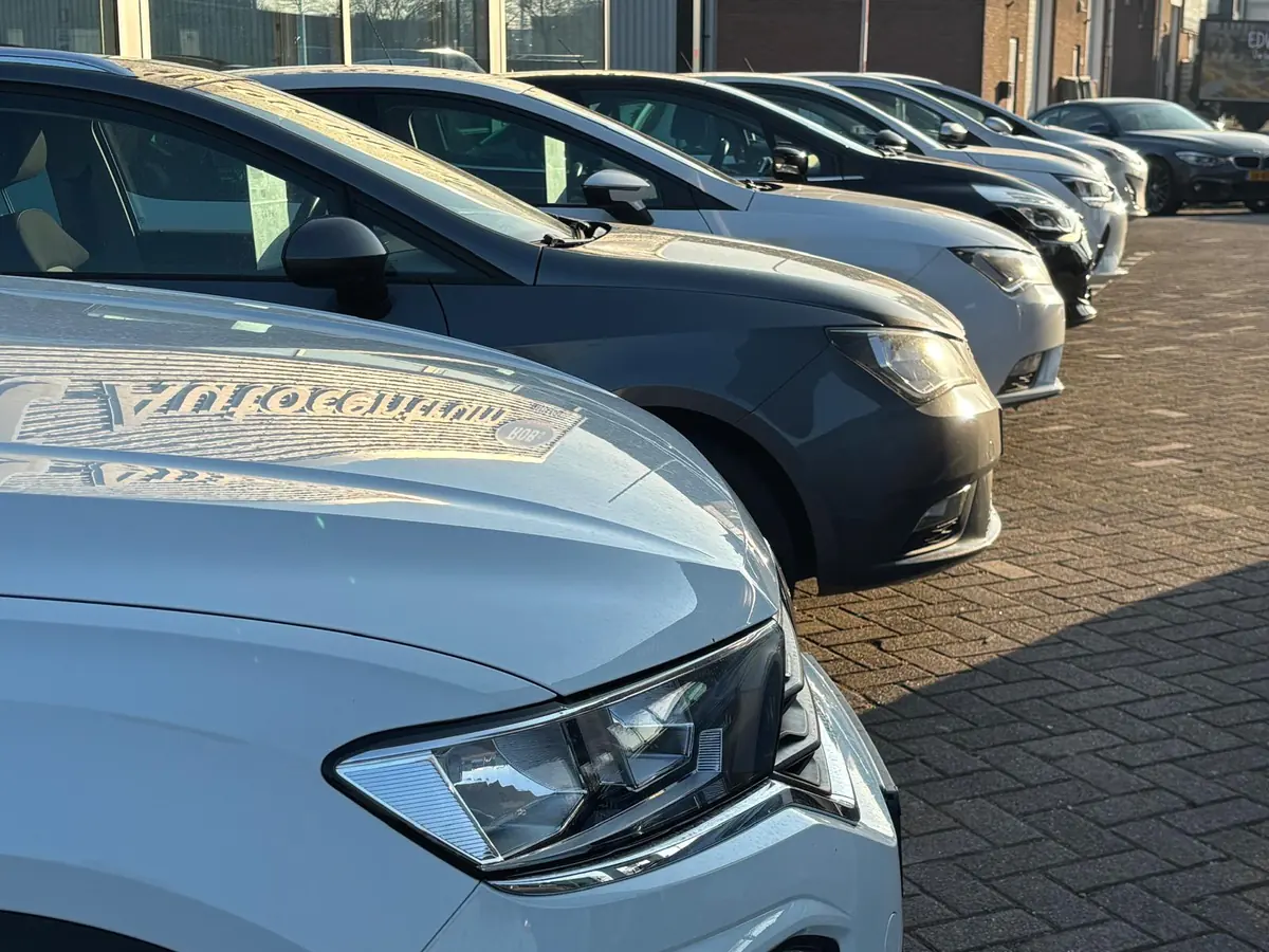 Rij occasions op het terrein van Select Autocentrum