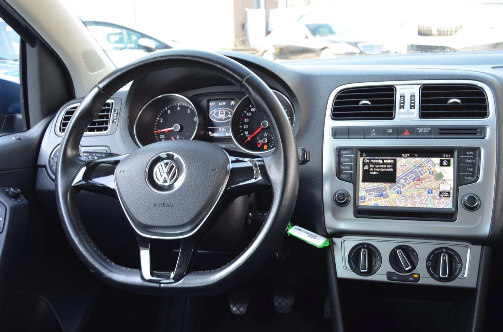 Dashboard van de Volkswagen Polo 1.0 BlueMotion met lederen stuurwiel