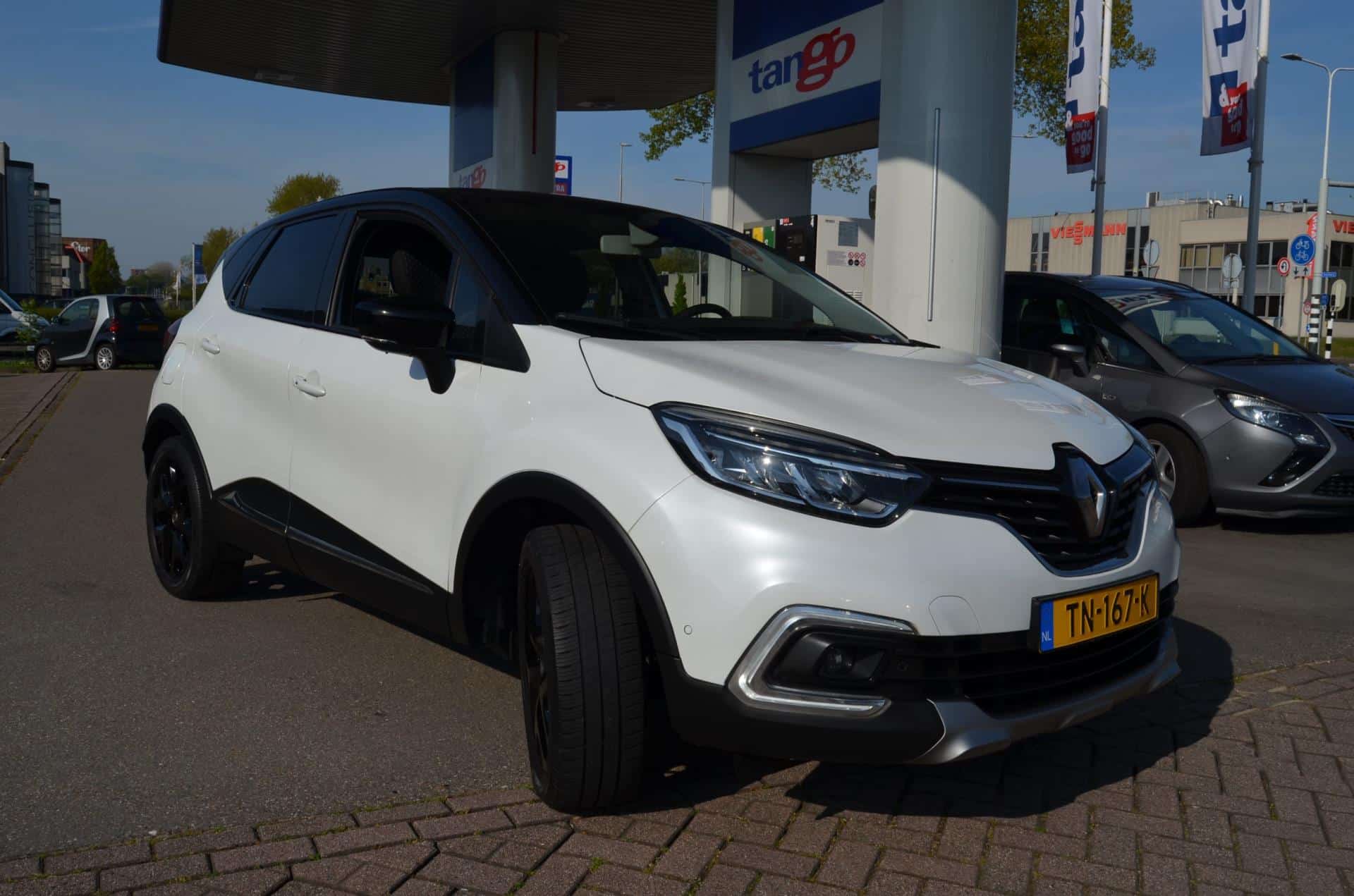 Modern dashboard en stuur met bediening
