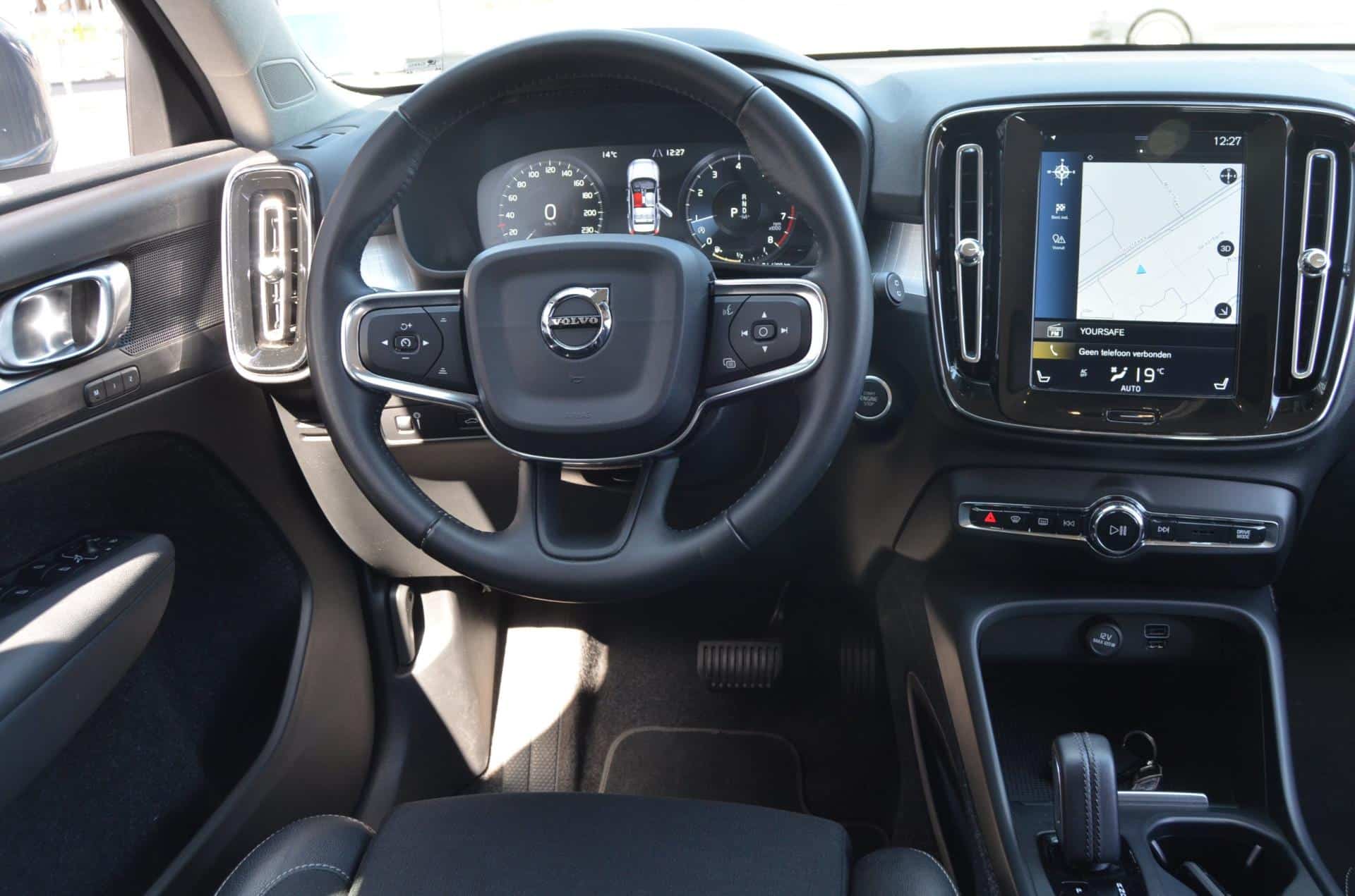 Zijaanzicht van de Volvo XC40 in beweging
