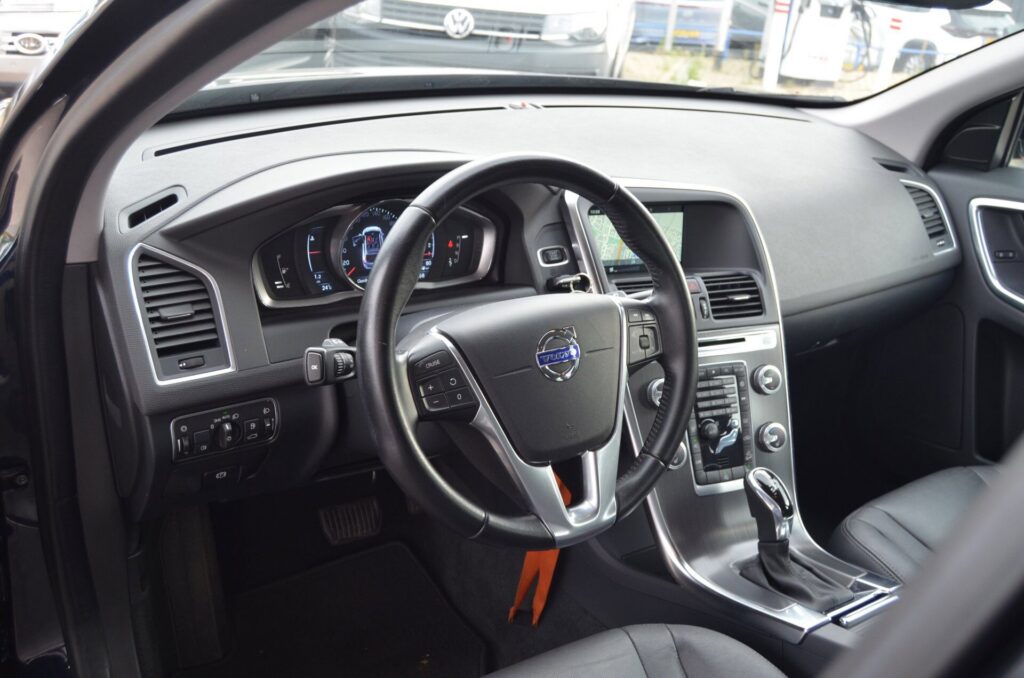 Volvo XC60 SUV - foto 2